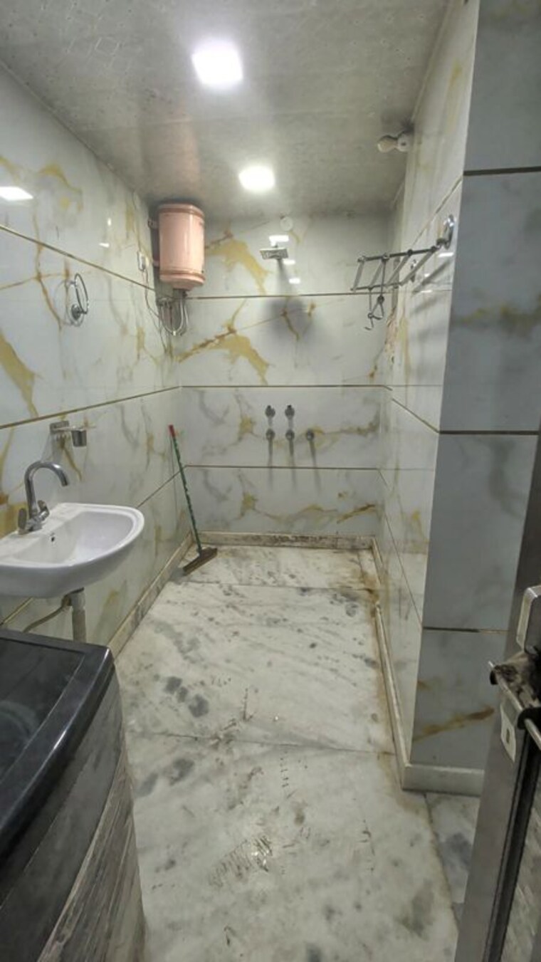 Bathroom, pitampura 2 Bedroom 800 Sq.Ft. Builder Floor In Pitampura Delhi 10436405