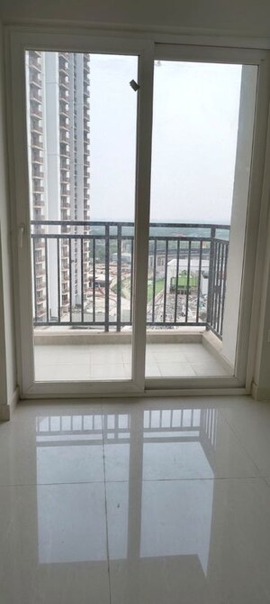 Room in 3 BHK Apartment at Eldeco Live By The Greens, Sector 150 – for Rent