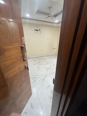 Room in 3 BHK Builder Floor at Naraina – for Rent