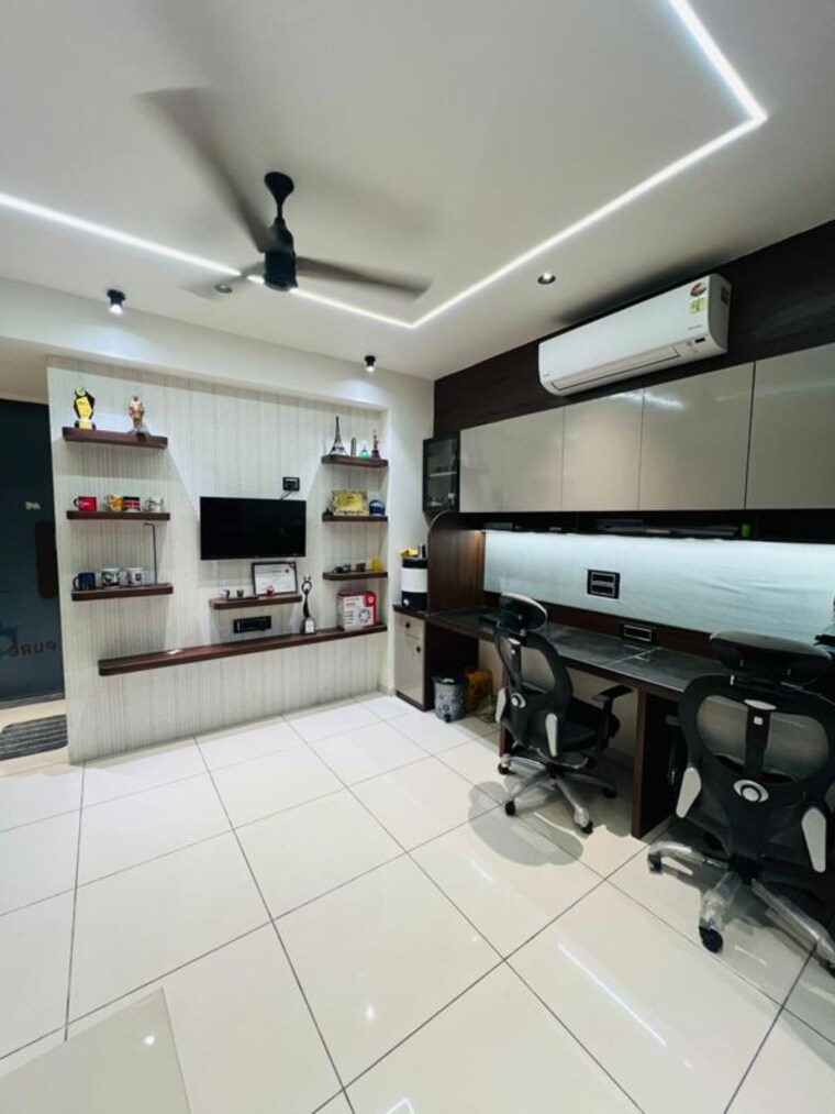 Team Area, shivam-trade-center Commercial Office Space 606 Sq.Ft. In Ambli Ahmedabad 10436678