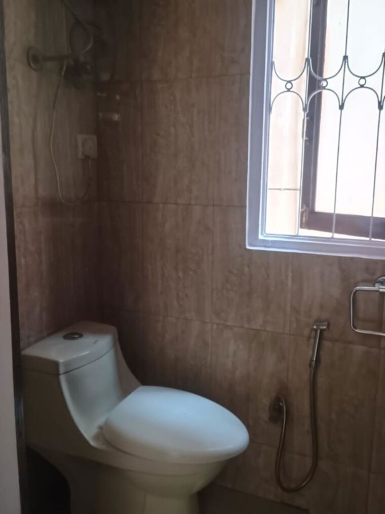 Bathroom, east of kailash 2 Bedroom 125 Sq.Yd. Builder Floor In East Of Kailash Delhi 10436712
