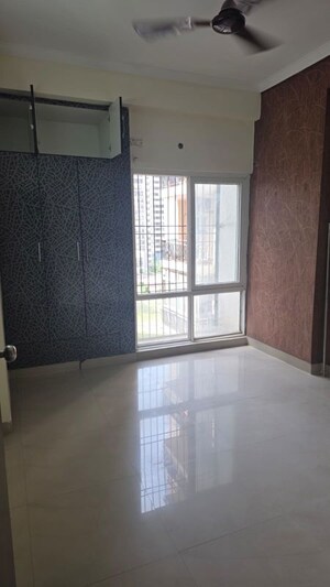 Room in 2.5 BHK Apartment at Antriksh Golf View - II, Sector 78 – for Rent