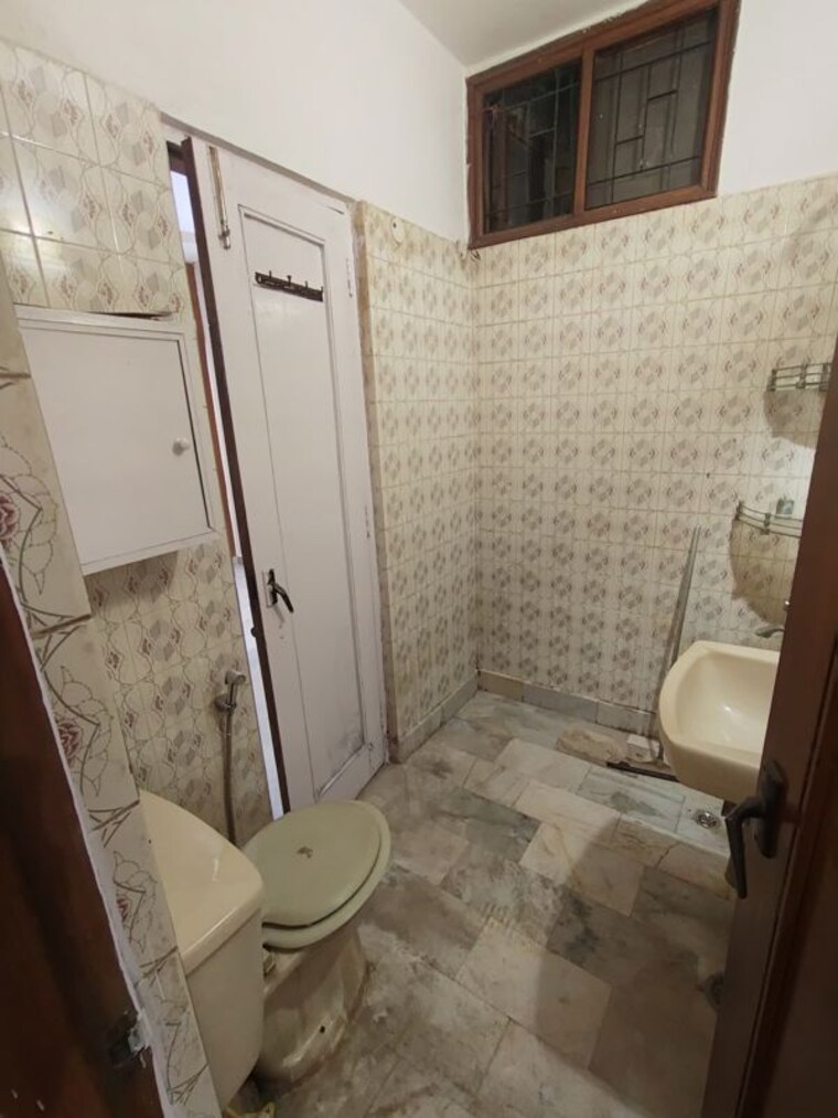 Bathroom, malviya nagar 3 Bedroom 125 Sq.Ft. Builder Floor In Malviya Nagar Delhi 10436824