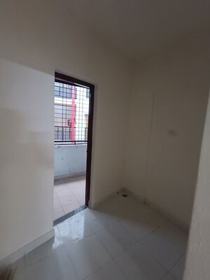 Room in 2 BHK Apartment at Gera Emerald City, Kharadi – for Rent