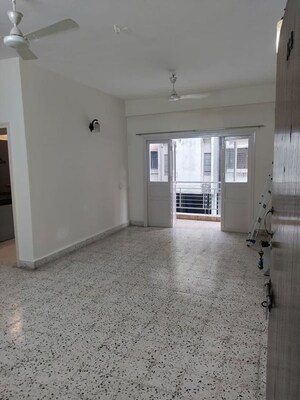 Room in 2 BHK Apartment at Salisbury Park – for Rent