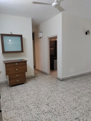 Room in 2 BHK Apartment at Salisbury Park – for Rent