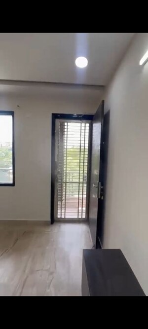Room in 3 BHK Builder Floor at Pitampura – for Rent