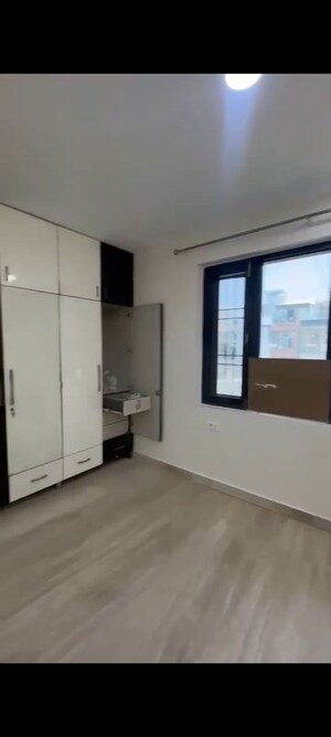 Room in 3 BHK Builder Floor at Pitampura – for Rent