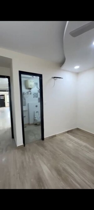 Room in 3 BHK Builder Floor at Pitampura – for Rent