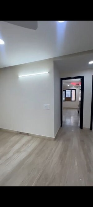 Room in 3 BHK Builder Floor at Pitampura – for Rent