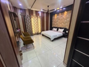Room in 1 BHK Apartment at Dlf Phase V – for Rent