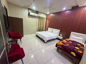 Room in 1 BHK Apartment at Dlf Phase V – for Rent