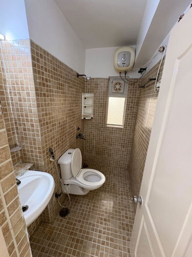 Bathroom, paras-tierea-premium-floor 3.5 Bedroom 1592 Sq.Ft. Apartment In Sector 137 Noida 10436917