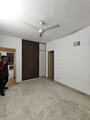 Room in 3.5 BHK Apartment at Orchid Gardens, Sector 54 – for Rent