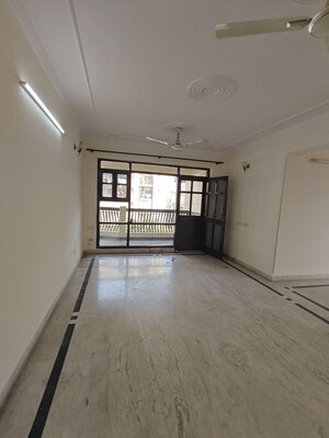 Room in 3.5 BHK Apartment at Ansal Sushant Lok I, Sector 43 – for Rent