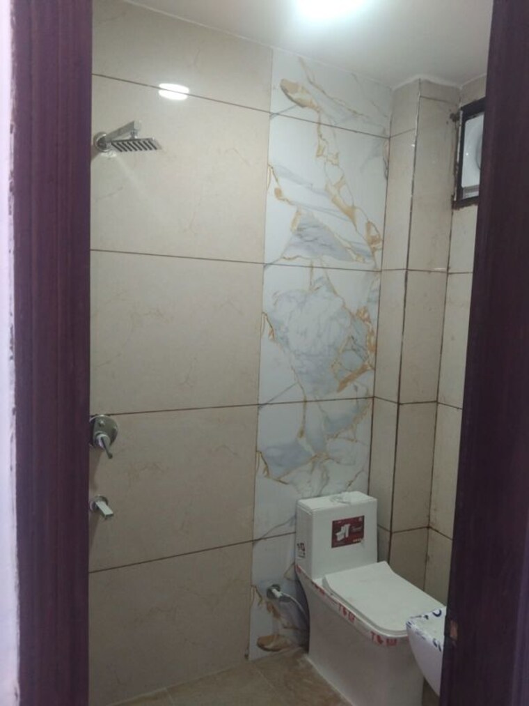 Bathroom, savitri nagar 3 Bedroom 1200 Sq.Ft. Builder Floor In Savitri Nagar Delhi 10436968