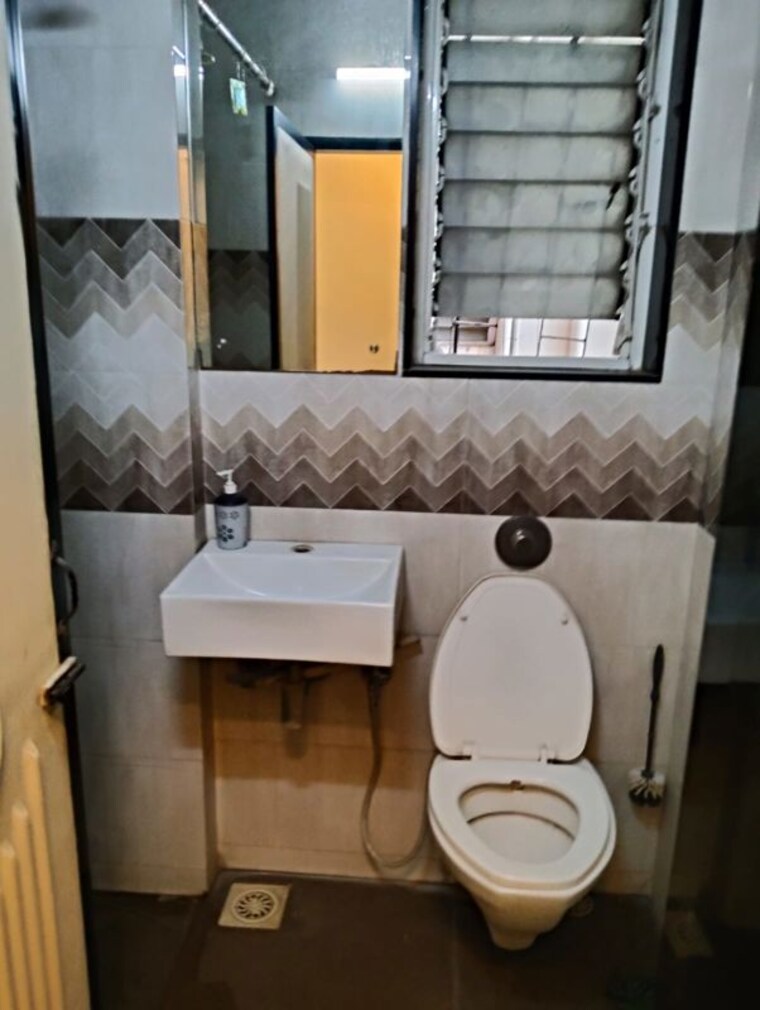 Bathroom, raunak-unnathi-gardens 2 Bedroom 1050 Sq.Ft. Apartment In Pokhran Road No One Thane 10437010