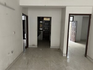 Room in 3 BHK Builder Floor at Tdi Espania Heights, Gt Karnal Road – for Rent