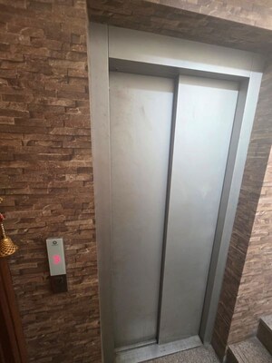 Lift in 3 BHK Builder Floor at Chittaranjan Park – for Rent