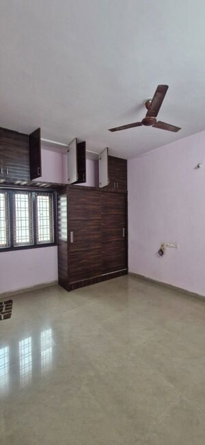 Room in 3 BHK Builder Floor at Kondapur – for Rent
