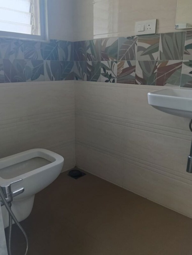 Bathroom, seven bunglow 2 Bedroom 900 Sq.Ft. Apartment In Seven Bunglow Mumbai 10437140