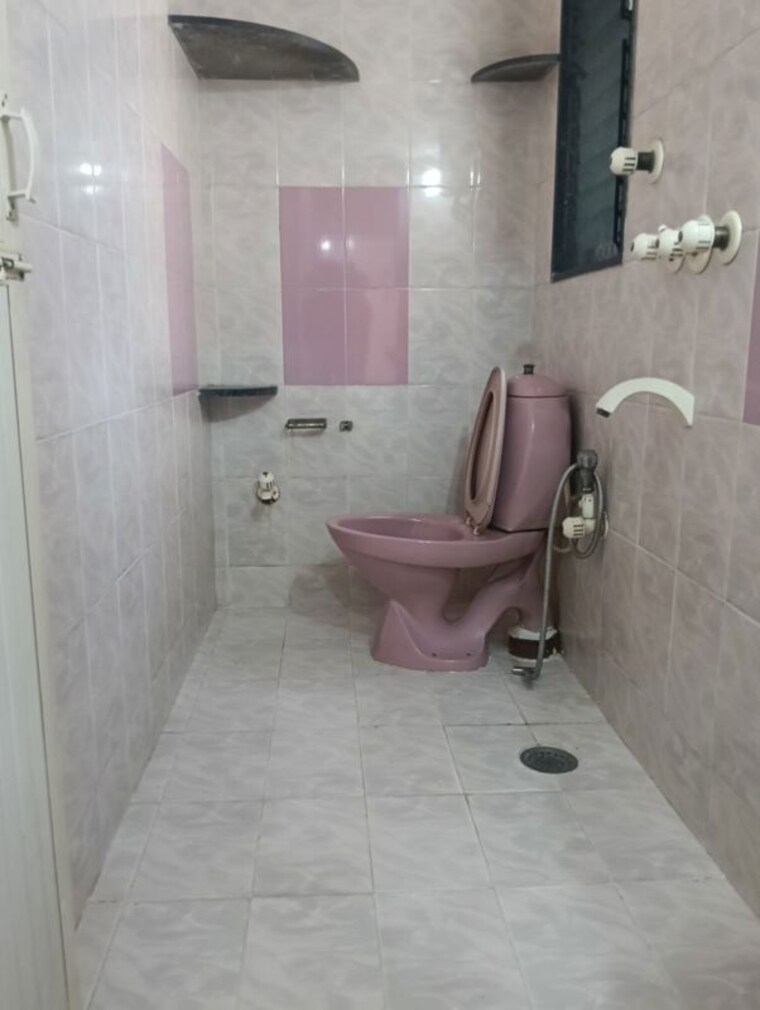 Bathroom, seven bunglow 2 Bedroom 900 Sq.Ft. Apartment In Seven Bunglow Mumbai 10437140