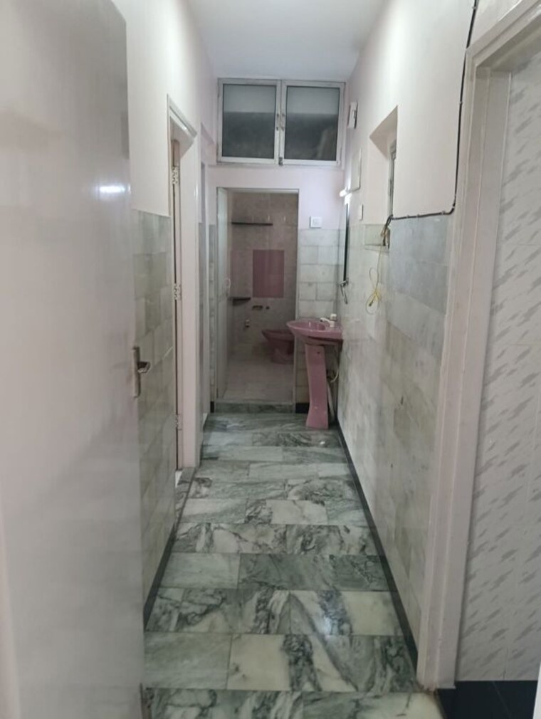 Bathroom, seven bunglow 2 Bedroom 900 Sq.Ft. Apartment In Seven Bunglow Mumbai 10437140