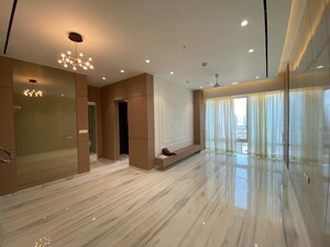 Room in 2 BHK Apartment at Indiabulls Blu, Worli – for Rent