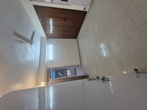 Furnished Amenities in 2.5 BHK Apartment at Mayur Vihar – for Rent