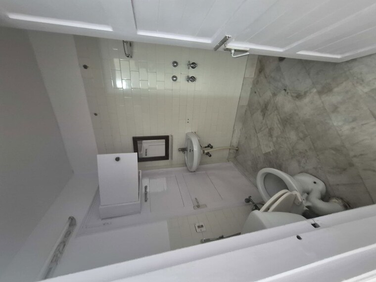 Bathroom, mayur vihar 2.5 Bedroom 1090 Sq.Ft. Apartment In Mayur Vihar Delhi 10437186