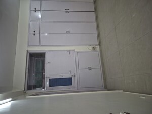 Furnished Amenities in 2.5 BHK Apartment at Mayur Vihar – for Rent