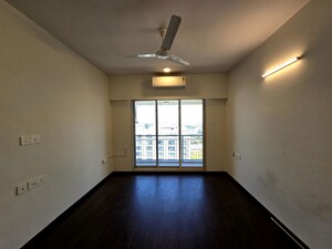 Room in 4 BHK Apartment at Dheeraj Insignia, Bandra East – for Rent