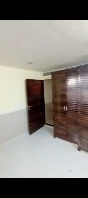 Room in 2 BHK Apartment at Mahavir Apartment Santacruz West, Santacruz West – for Rent