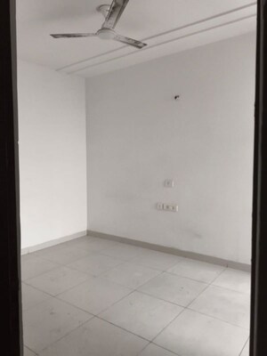 Room in 2.5 BHK Apartment at Skytech Matrott, Sector 76 – for Rent