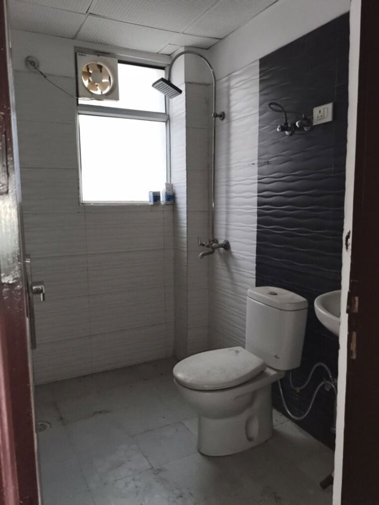 Bathroom, skytech-matrott 2.5 Bedroom 1150 Sq.Ft. Apartment In Sector 76 Noida 10437260