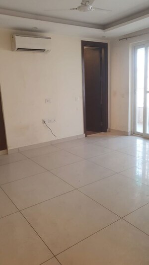 Room in 4 BHK Builder Floor at Unitech South City II, Sector 50 – for Rent