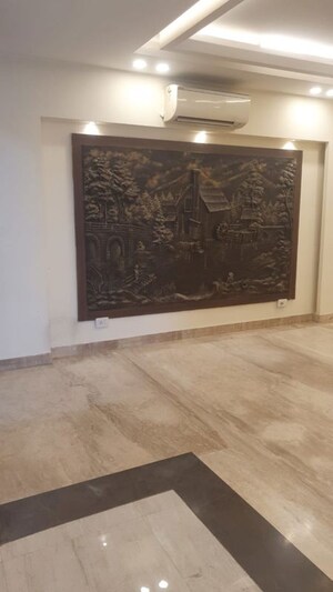 Room in 4 BHK Builder Floor at Unitech South City II, Sector 50 – for Rent