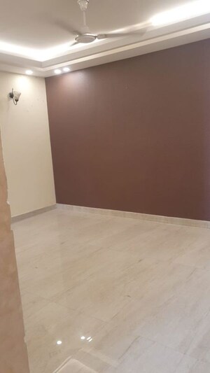 Room in 4 BHK Builder Floor at Unitech South City II, Sector 50 – for Rent