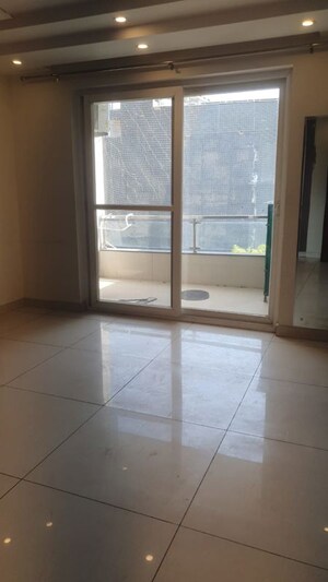 Room in 4 BHK Builder Floor at Unitech South City II, Sector 50 – for Rent