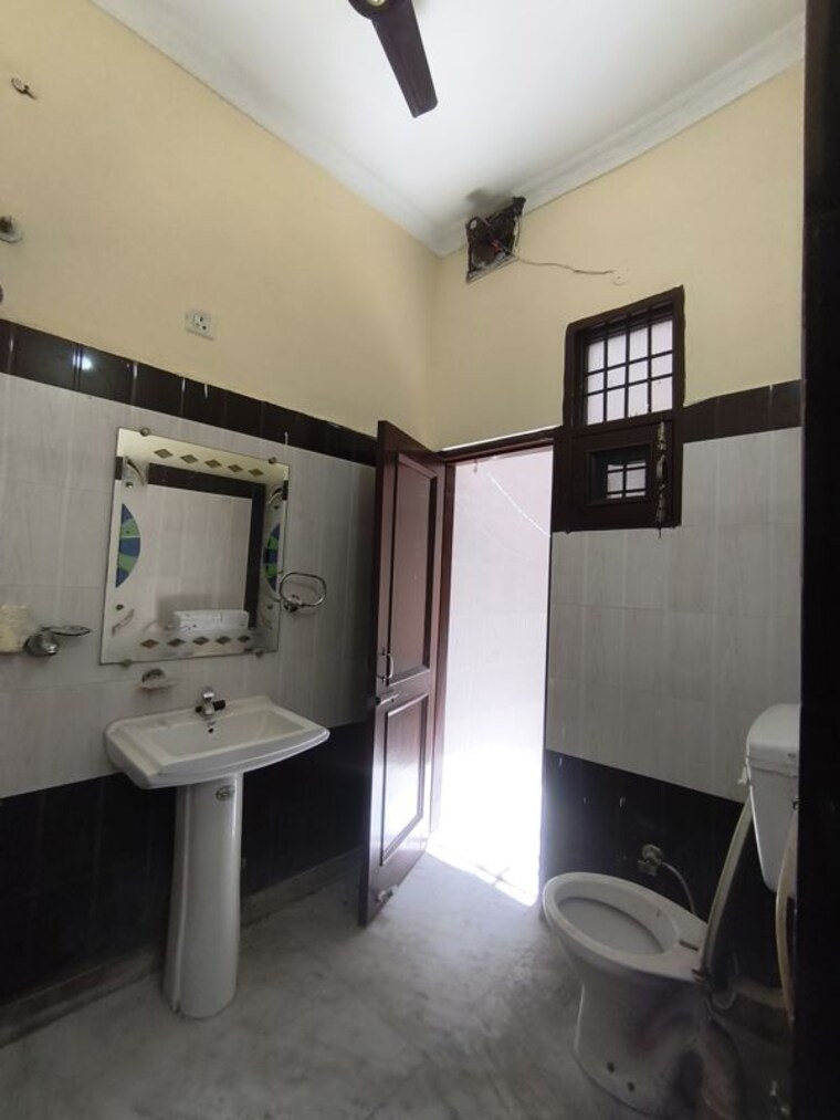 Attached Bathroom, ambala highway 6 Bedroom 100 Sq.Yd. Independent House In Ambala Highway Zirakpur 10437304