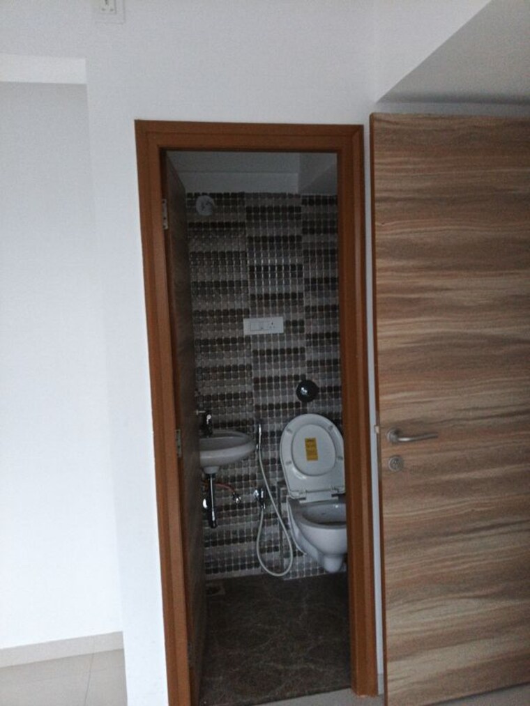 Attached Bathroom, marathon-neo-hills 1 Bedroom 350 Sq.Ft. Apartment In Tembhipada Mumbai 10437334