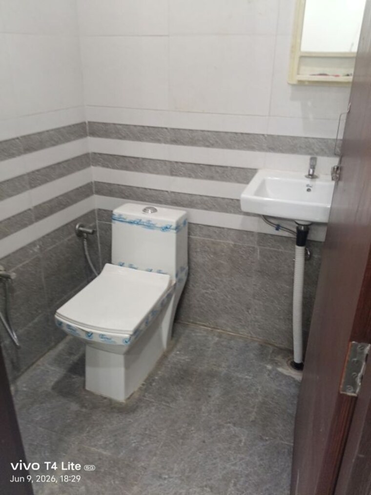 Bathroom, malviya nagar 2 Bedroom 70 Sq.Yd. Builder Floor In Malviya Nagar Delhi 10437348