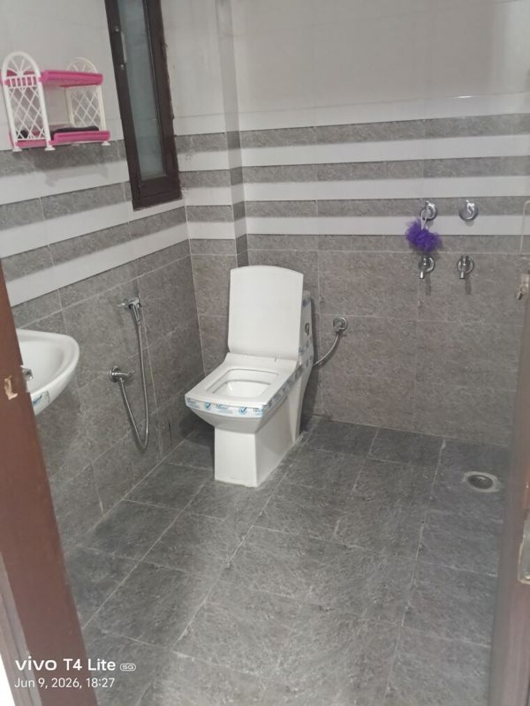 Bathroom, malviya nagar 2 Bedroom 70 Sq.Yd. Builder Floor In Malviya Nagar Delhi 10437348
