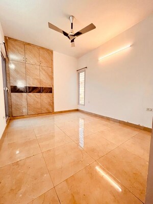 Room in 3.5 BHK Apartment at Elite Golf Green, Sector 79 – for Rent