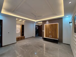 Room in 4 BHK Builder Floor at Green Fields Colony – for Rent