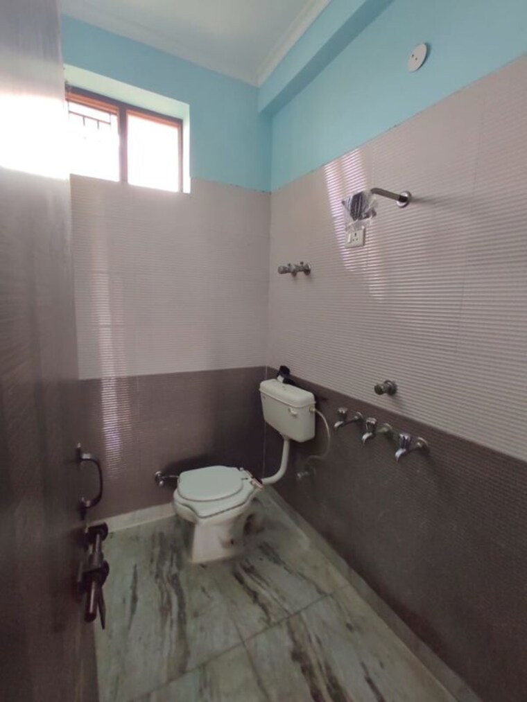 Bathroom, alpha ii greater noida 2 Bedroom 150 Sq.Mt. Independent House In Alpha Ii Greater Noida Greater Noida 10437694