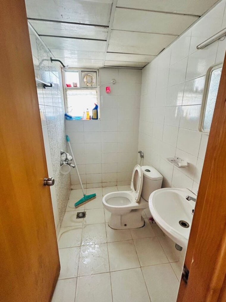 Bathroom, mantri-celestia 2 Bedroom 850 Sq.Ft. Apartment In Gachibowli Hyderabad 10437805