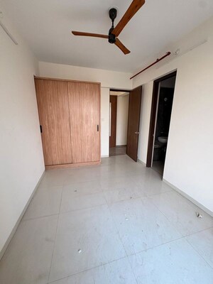 Room in 4 BHK Apartment at Majiwada – for Rent