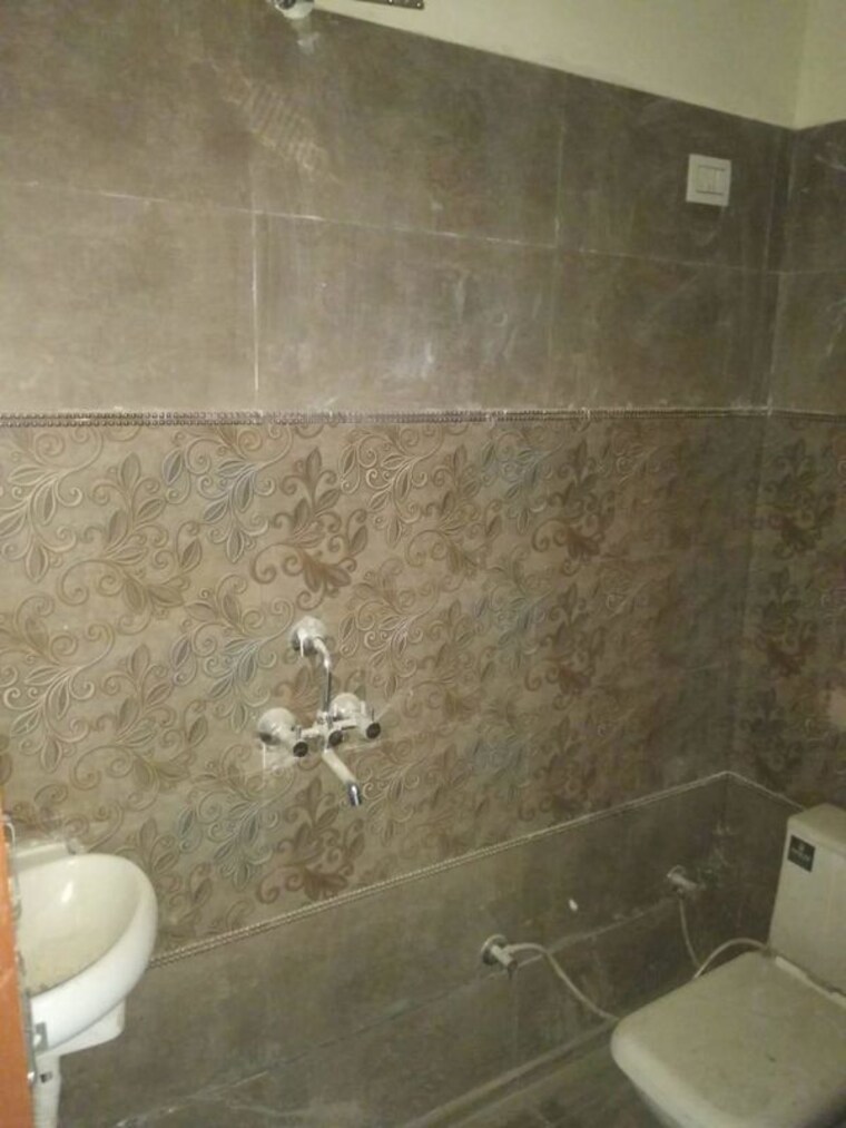 Bathroom, maan-heights 2 Bedroom 850 Sq.Ft. Builder Floor In Gaur City 1 Greater Noida 10437834