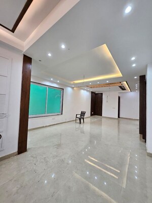 Room in 5 BHK Builder Floor at Green Fields Colony – for Sale
